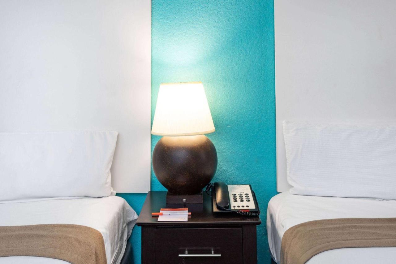 Howard Johnson By Wyndham Houston Hobby Airport エクステリア 写真